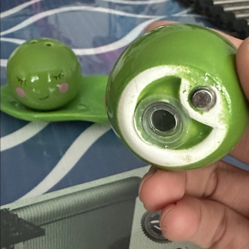 Green Smiling Pea Salt and Pepper Shaker Set - Picture 2 of 2